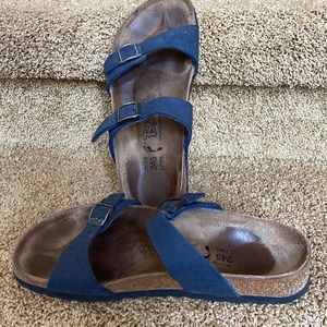 Birkenstock - classic in Navy sized L7 (women) or M5 (men)